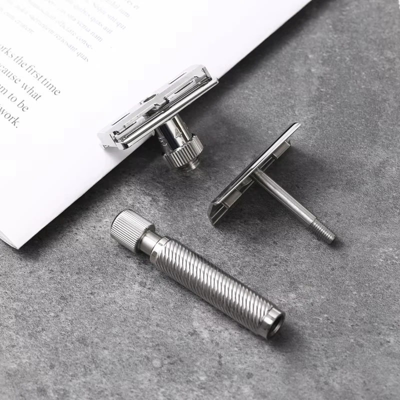 La maquinilla de afeitar de seguridad para hombre con cabeza inclinada ajustable de acero inoxidable Yaqi Ultima Pendiente proporciona un agarre seguro para un afeitado preciso para hombre