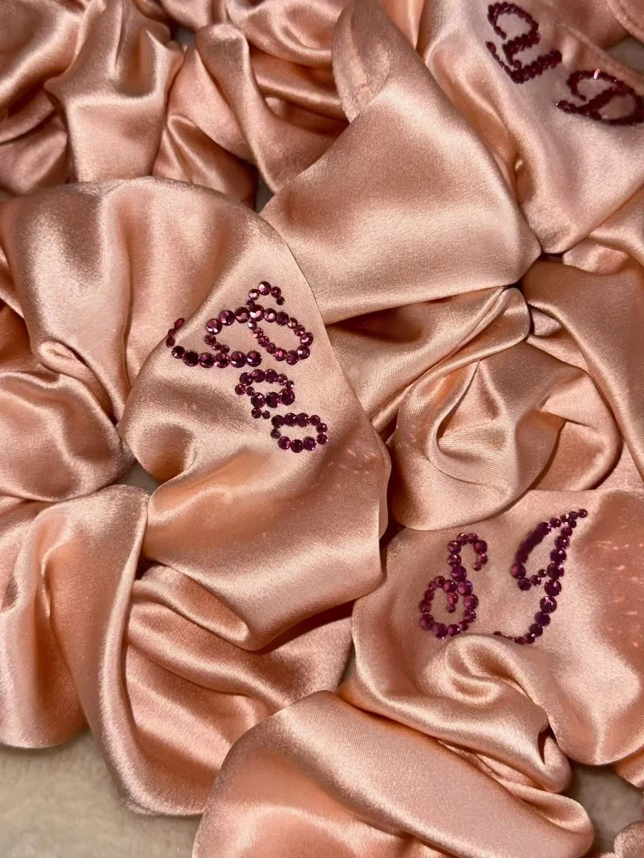 

30 мм, 100% шелковые шелковые ленты для волос с индивидуальным именем, широкие резинки для волос со стразами, аксессуар для волос с именем для женщин, свадебный подарок подружке невесты