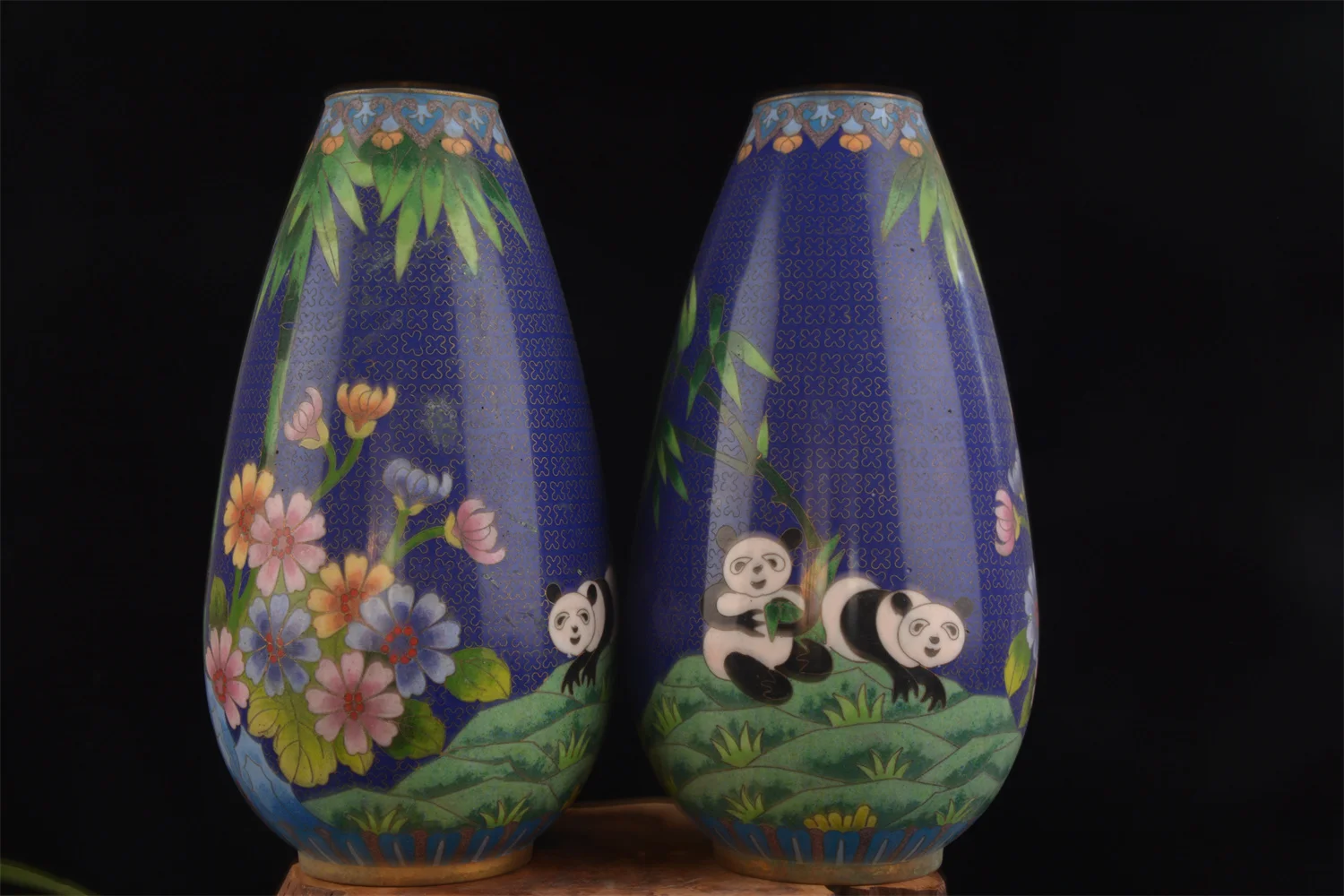 Seltene, sammelbare Cloisonné-Vasen aus der Qing-Dynastie, Kunsthandwerk, Dekoration, ein Paar, seltene Art „Panda“.