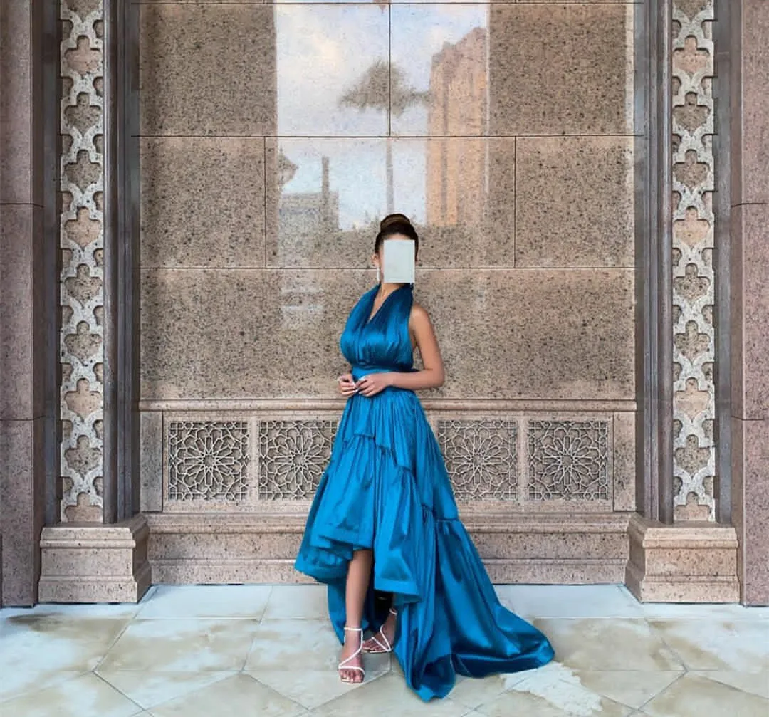 Sukienki wieczorowe z tafty w kolorze niebieskim, seksowne, szyte na miarę, o kroju litery A, z dekoltem typu halter, plisowane, z odkrytymi plecami, asymetryczne (high-low), eleganckie sukienki na przyjęcia dla kobiet.