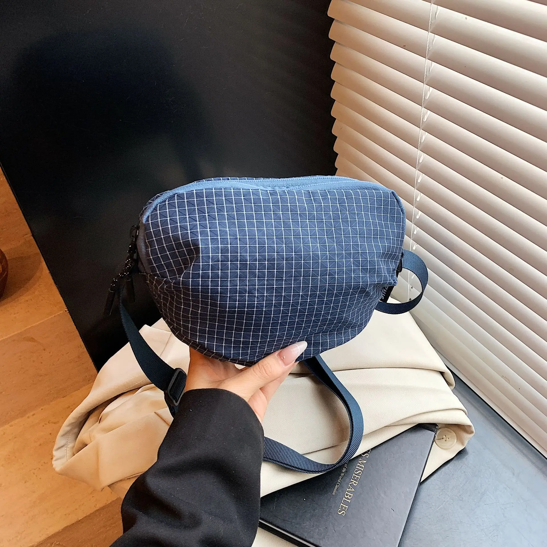 

Trendy Minimalist Nylon Crossbody Phone Bag - Fashionable Small Shoulder Purse for Women Men, Lightweight Casual Daypack