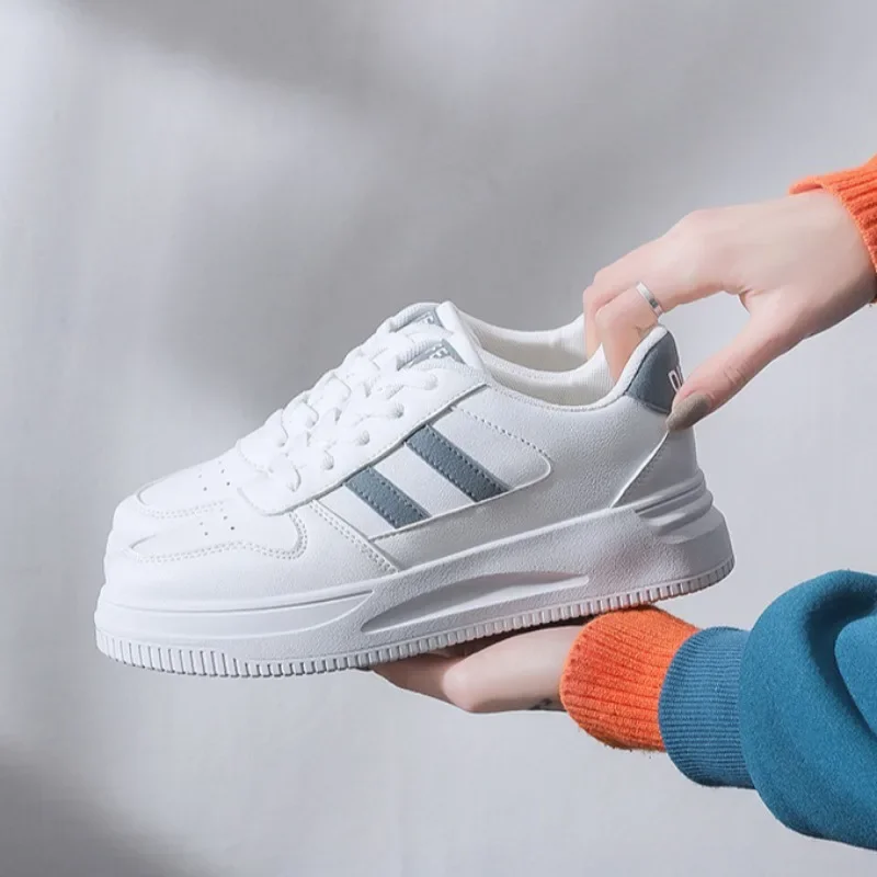 Novos sapatos casuais para mulheres verão tendência respirável pouco sapato branco senhoras rua andando apartamentos conforto plataforma tênis