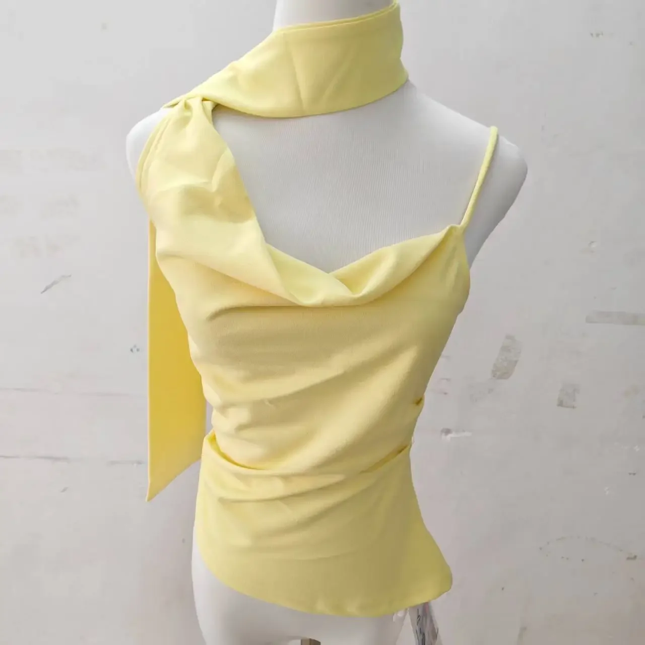 الأصفر وشاح مائل الكتف الرسن الرقبة سترة المرأة أعلى المدى الطويل 2025 الصيف الذهب Zhini Jennie نمط سترة عصرية