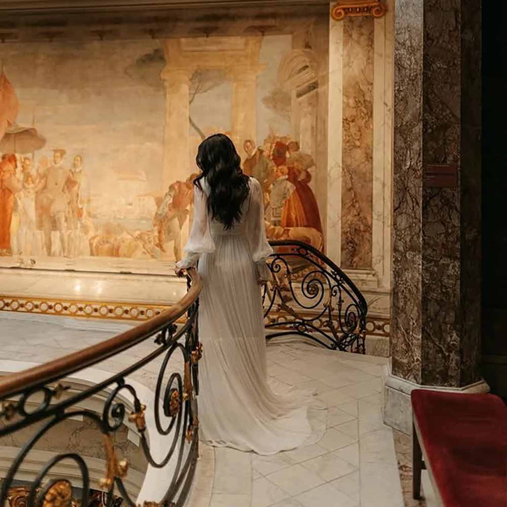 ชุดแต่งงานผ้าชีฟองไหมเซ็กซี่ คอเสื้อลูกไม้ลึก ทรงเอ แขนยาว กระโปรงพลีทแบบกำหนดเอง ชายกระโปรงทรงแปรง