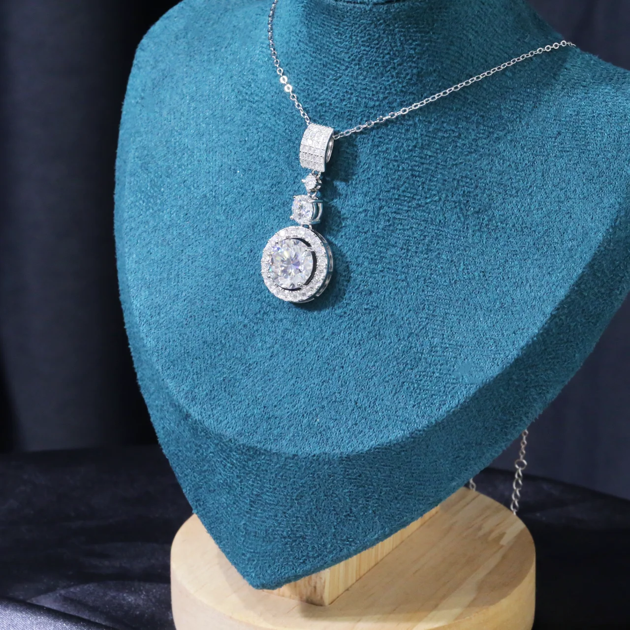 

AMGROCK 5CT Full Moissanite Pendant for Women, S925 Sterling Silver, Hypoallergenic, Luxurious Women's Jewelry, Christmas Gift