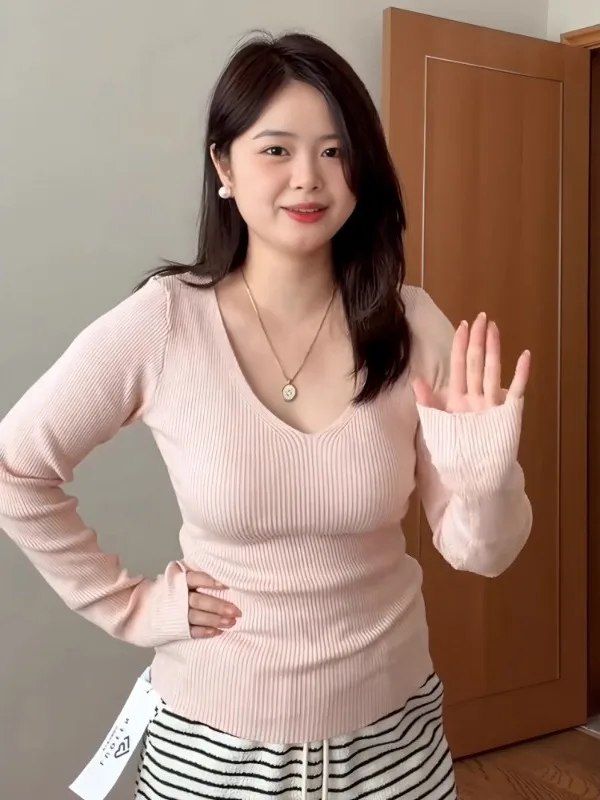 

Женский вязаный топ больших размеров в корейском стиле, нежно-розовый, с V-образным вырезом, длинными рукавами, облегающий, для ношения в качестве базового слоя осенью и зимой