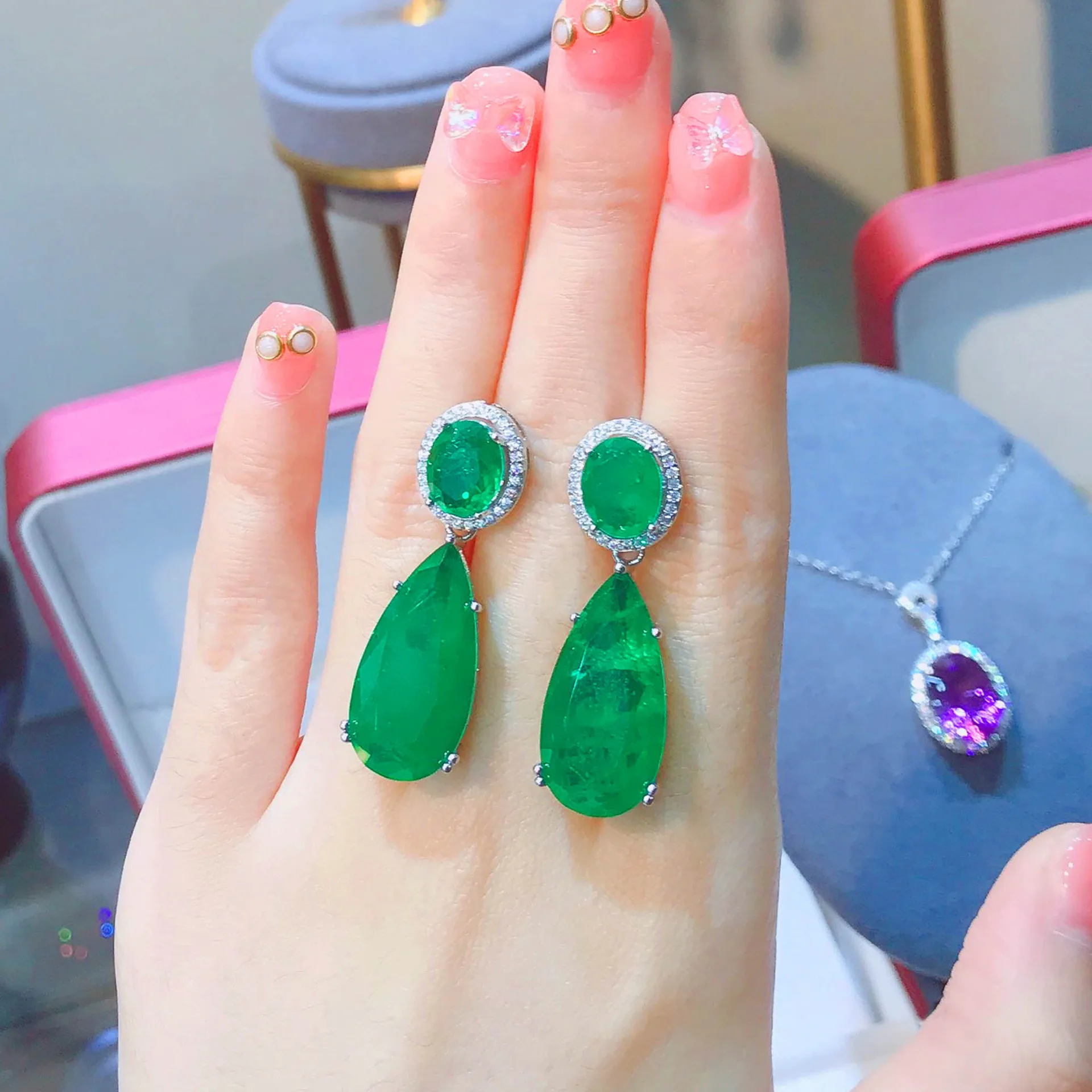 Ohrringe im europäischen Vintage-Stil, mit smaragdgrünen Imitationssteinen und blauen Paraiba-Edelsteinen – Damenschmuck. – Detail 2