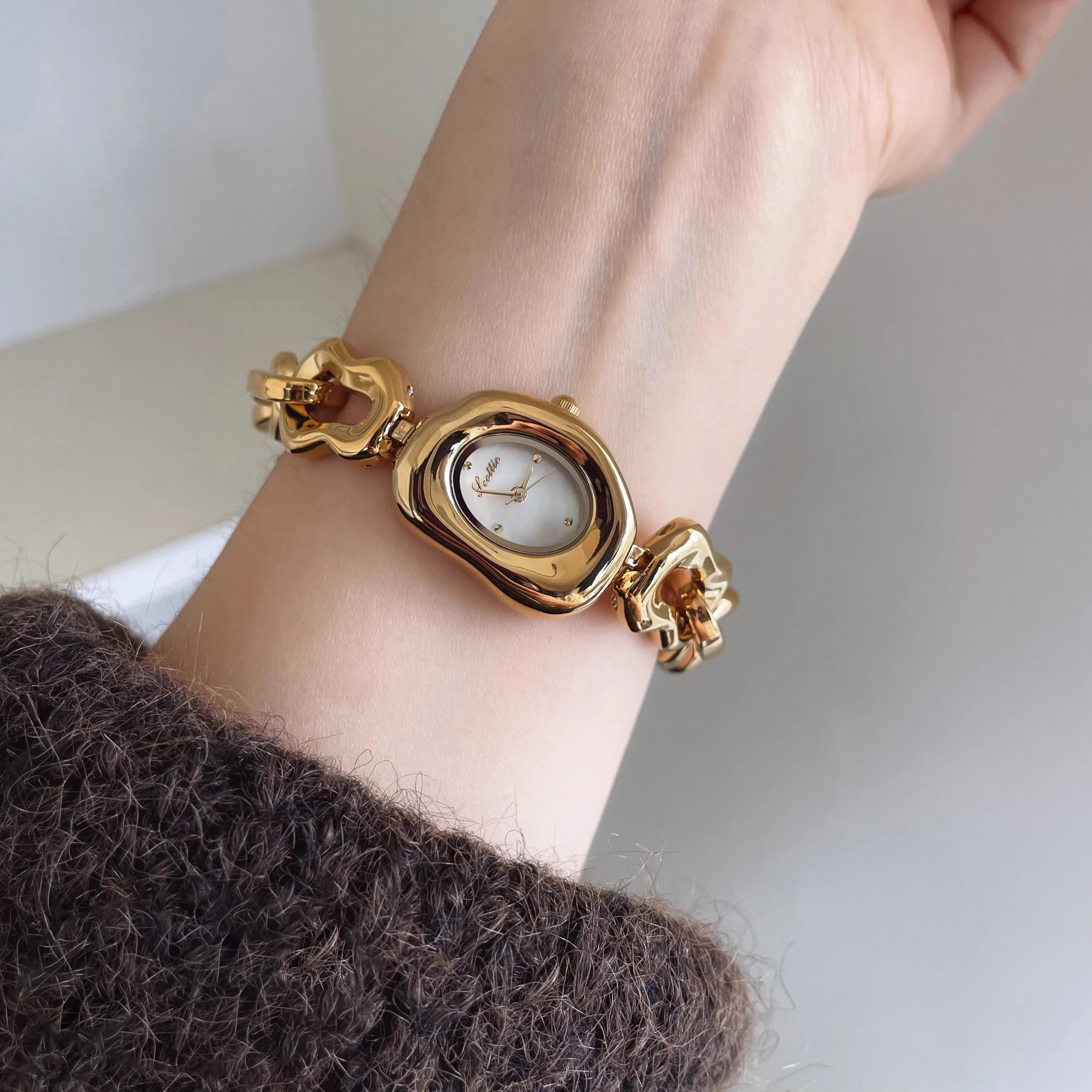 

Vintage Temperament Minimalist irregular shapes steel strip Quartz Watch For women's girl Student gift Women's accessories