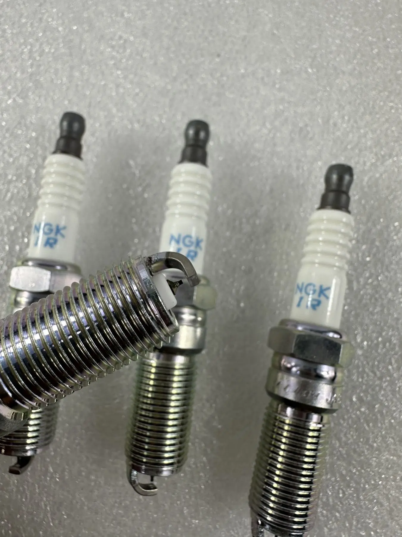 Land Rover spark plugs are applicable to four 2.0L spark plugs of Freelander 2 Aurora Discovery Sport LR025605 LR109396 LR123892