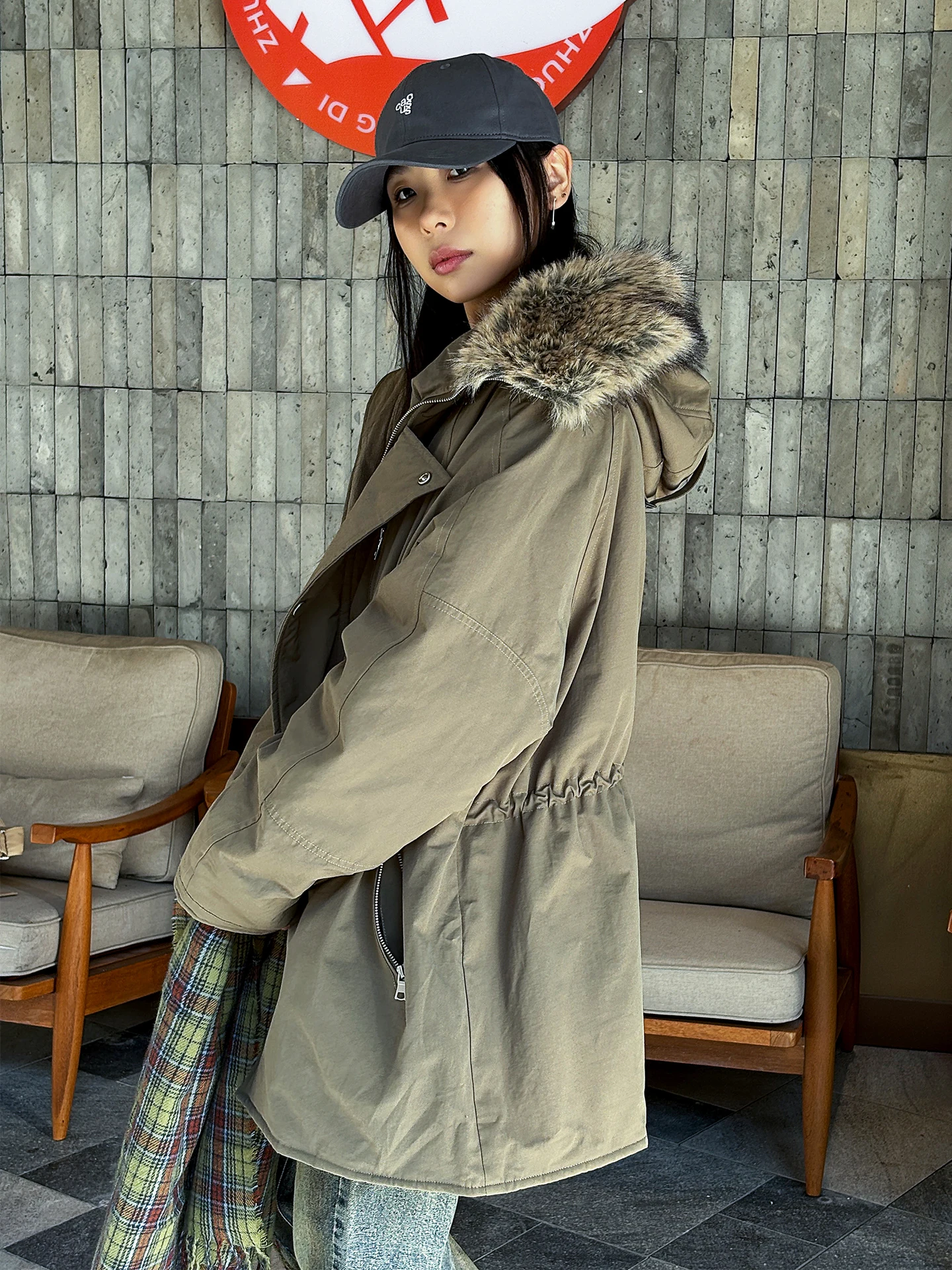 

Утепленная хлопковая парка-пальто женская зимняя с капюшоном, средней длины, с меховым воротником, свободного кроя, модная, с внутренней хлопковой подкладкой