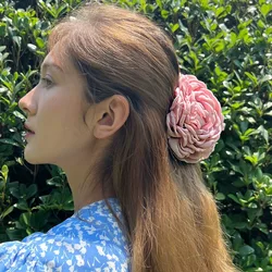 女性のためのピンクの花のヘアクリップ,トレンディなヘアアクセサリー,エレガントな生地,新しい,526