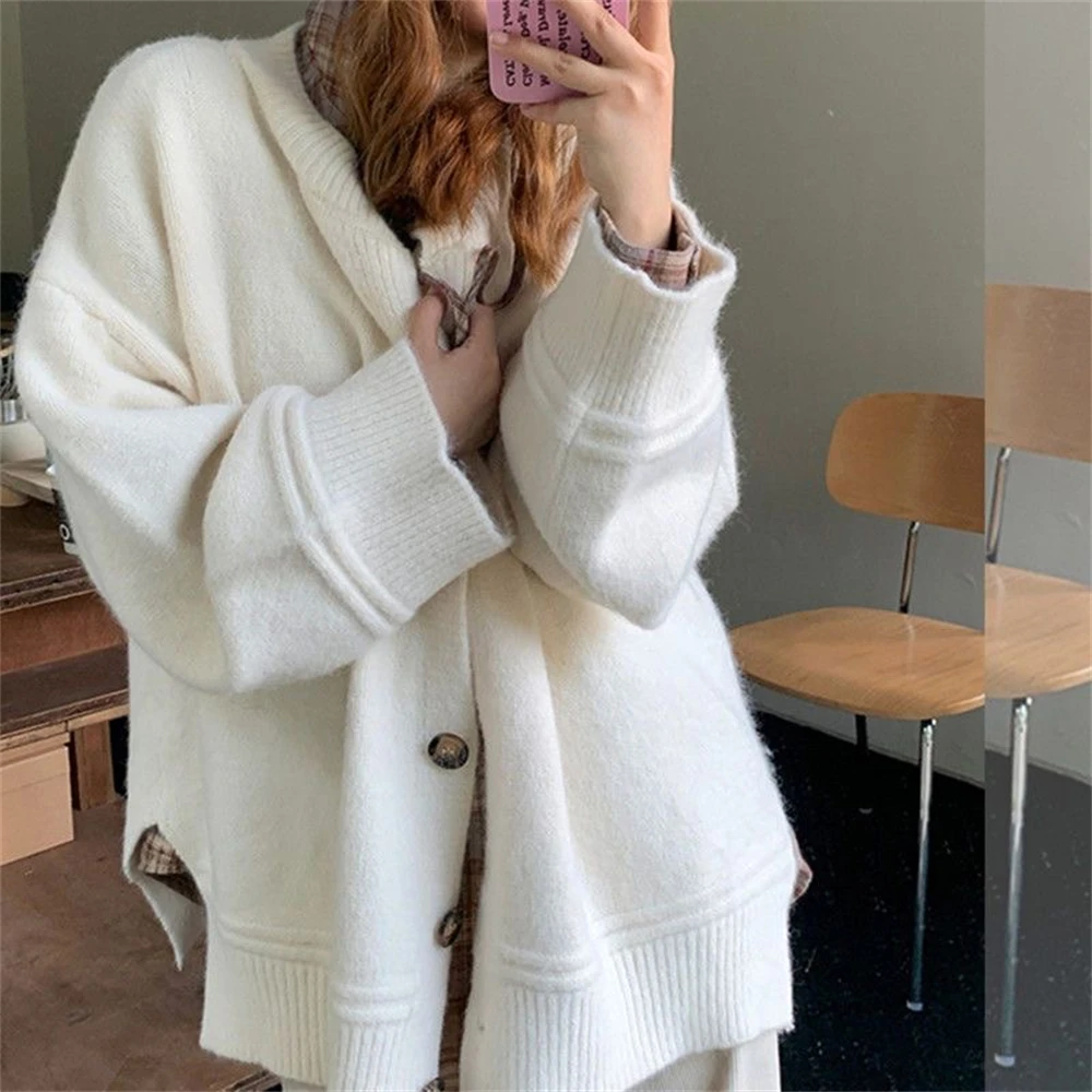 

Classic Sle Knitted Sweater with aving Splicing And Horn Button Long Sve V-Ne Warmth Clothing for Women