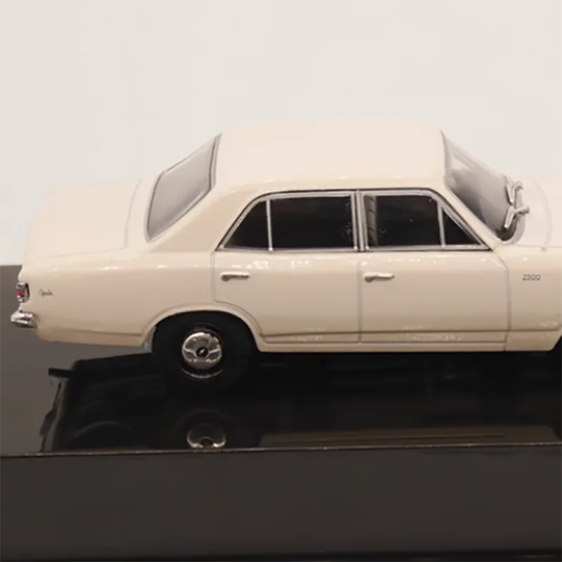 Diecast 1:43 Scale Opala 1968 Alloy Vehine Model Finished Simulation Collection Decoration Gift Toys Display