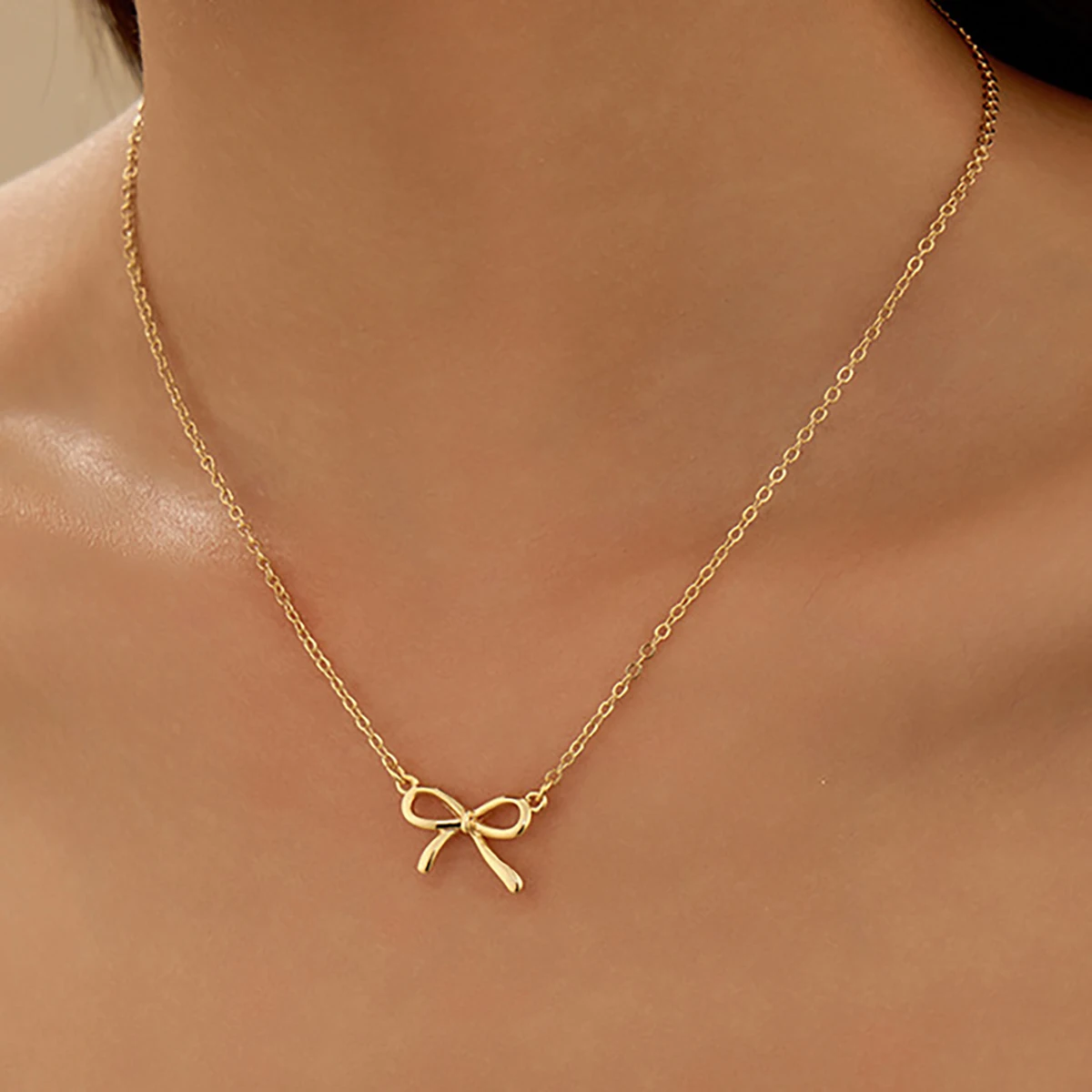 قلادة أنيقة على شكل فيونكة على شكل عقدة على شكل فيونكة مناسبة لعيد الحب وحفلات الزفاف والحفلات ومجوهرات الارتداء اليومي