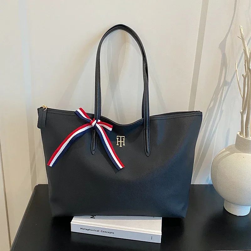 borsa-a-tracolla-da-donna-glamour-di-un-famoso-designer-borsa-a-spalla-di-lusso-per-donna-in-stile-classico-ed-elegante