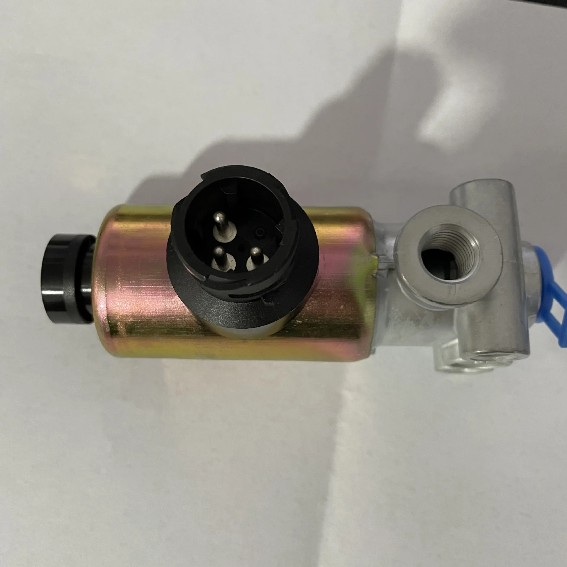 Suitable for Shaanxi Automobile Delong F3000 exhaust brake solenoid valve two-position three-way solenoid valve 81.52160.6115