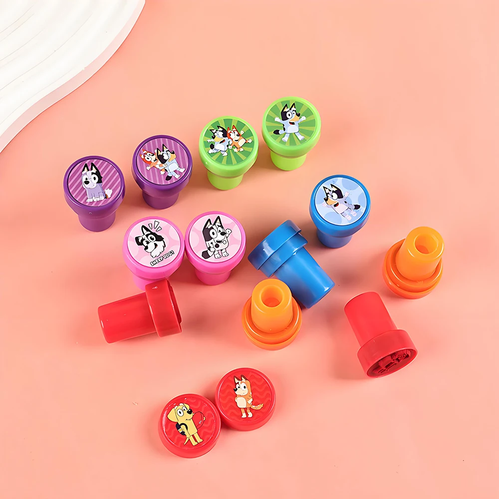 Bluey Bingo Seal Toys أنيمي الشكل الكعك محظوظ الجوارب لطيف الكلب الملونة الطباعة ختم البريد هدية عيد ميلاد للأطفال
