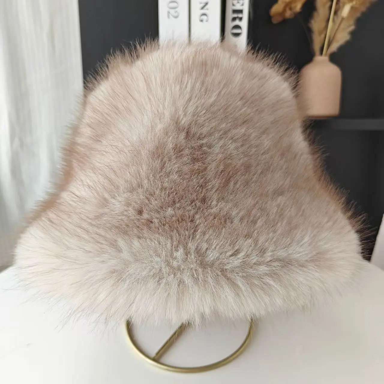 Simple and elegant gradient-colored plush fisherman hat suitable for daily commuting and snowy outings in autumn and winter