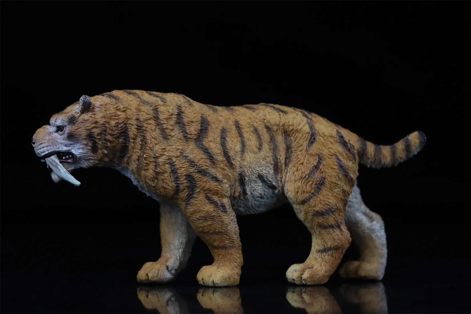 TNG Saber-Toothed Tiger T4007 Model Realistic Prehistoric Animal Collection Scene Desk Decoration Birthday Gift Educational Toy