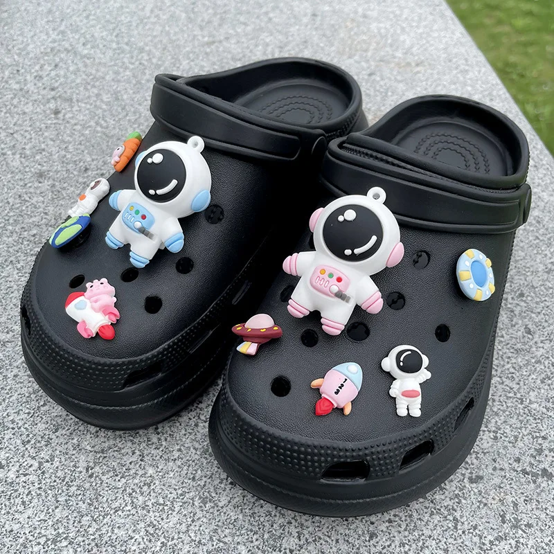 Amuletos de sapato de astronauta de desenho animado DIY 3D estere sapato flor fivelas decorativas destacáveis presente para crianças