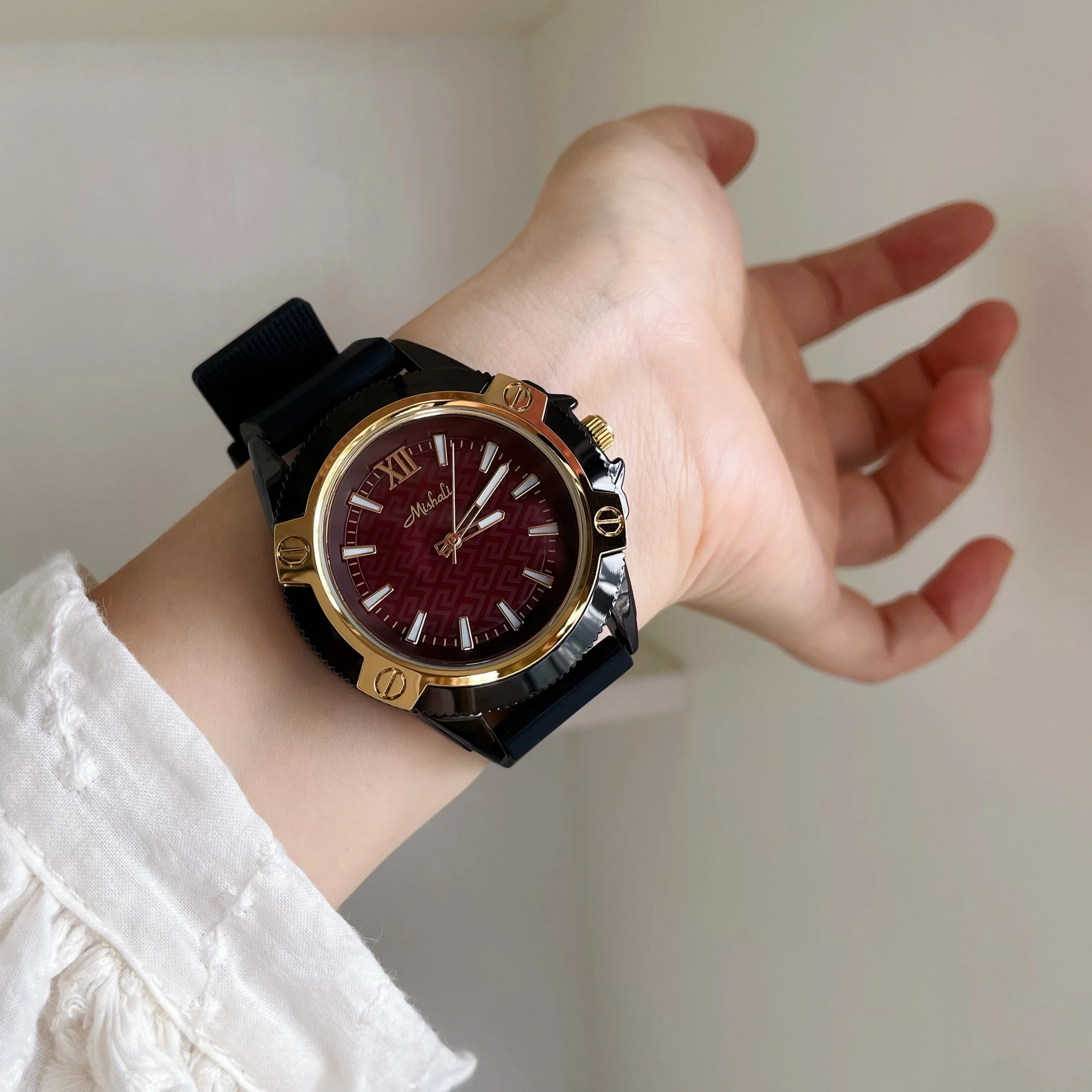 Nuevo y elegante reloj de cuarzo para mujer con esfera grande de silicona rojaUnisex2026 Nuevo estilo Regalo perfecto para mujeres Adecuado tanto para hombres como para mujeres.