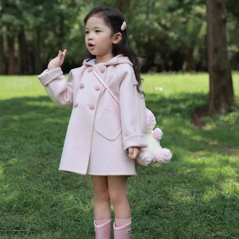

2025 зимнее новое шерстяное пальто с капюшоном в корейском стиле для девочек, розовая верхняя одежда с милым динозавром и пушистой подкладкой