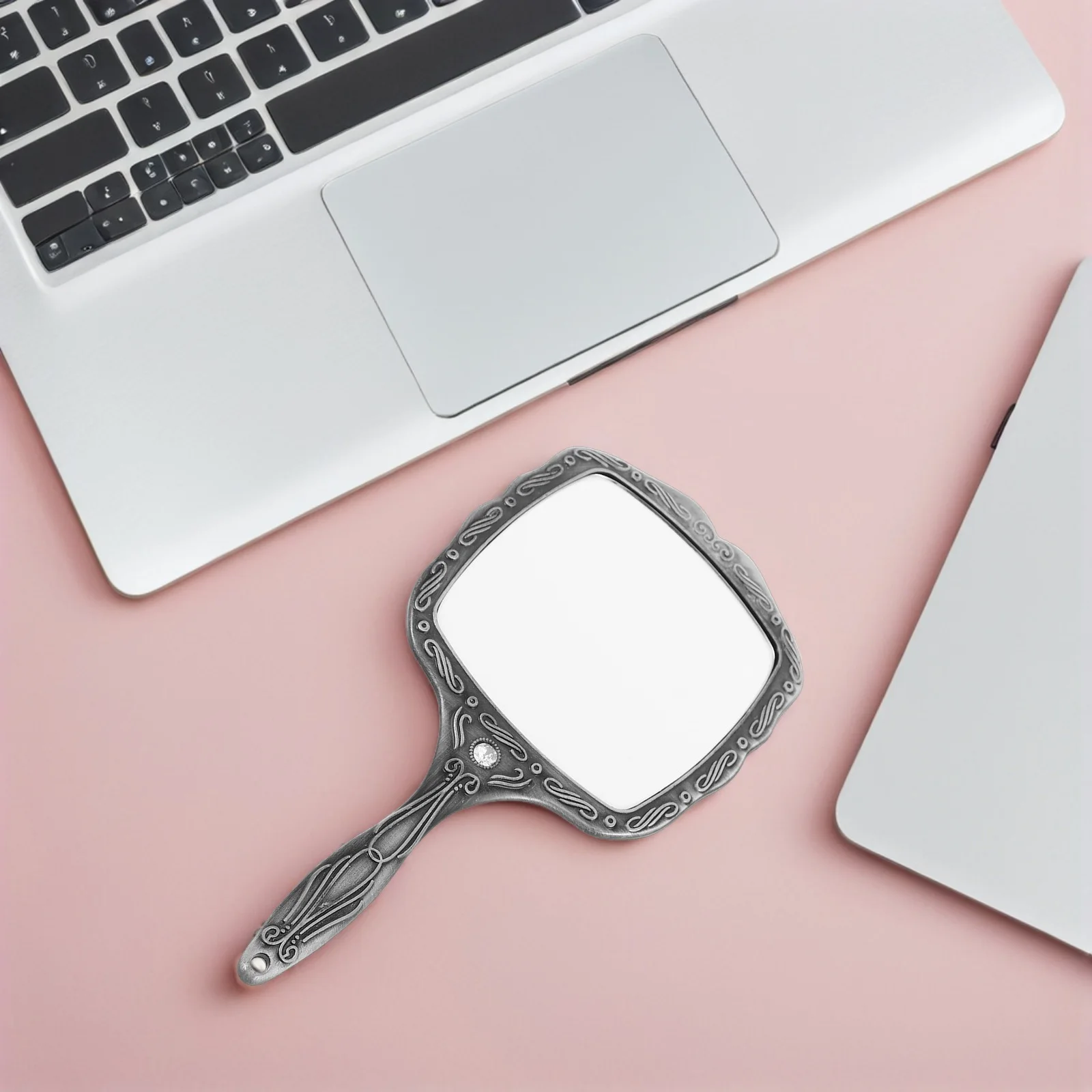 Hand-Make-up-Spiegel im Vintage-Stil, faltbarer Griff, tragbar, für Reisen, kompakt, Retro-Handspiegel für Frauen, stabiler Metallrahmen