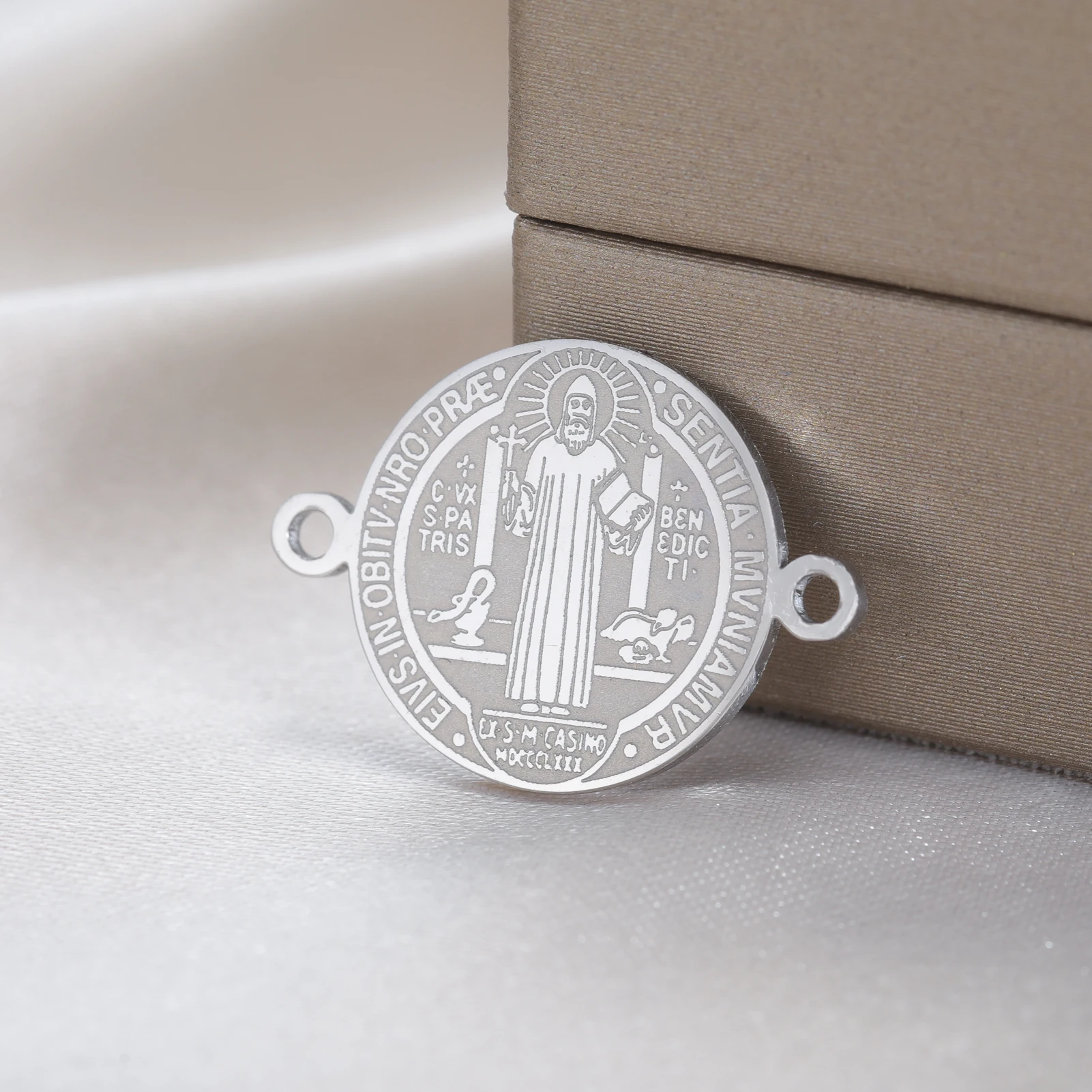 1 Stück doppelseitiges Exorzismus-Kreuz, Heiliger Benedikt-Anhänger für Armbänder, Schmuckherstellung, Edelstahl-Amulett, Schutz-Anhänger – Detail 7