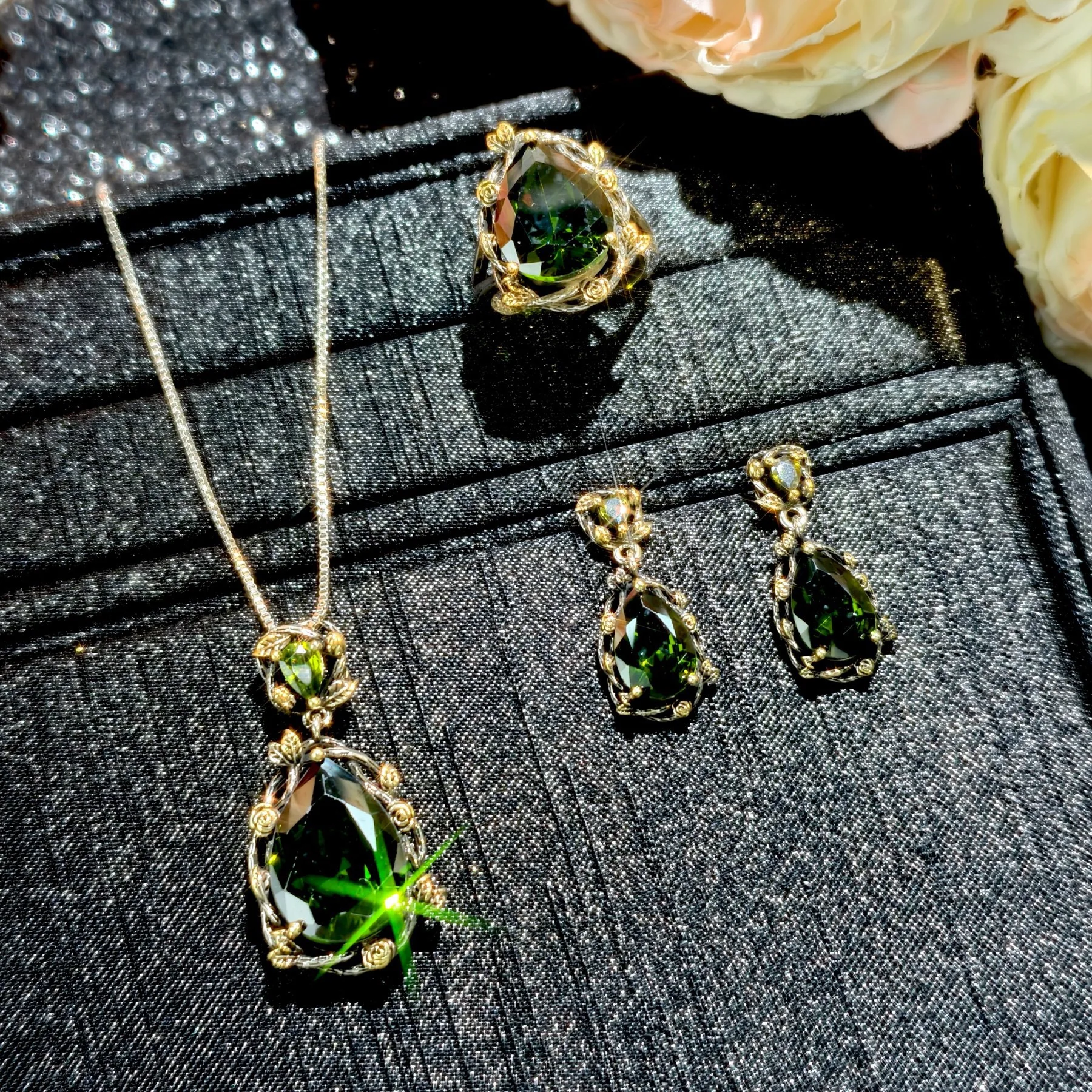 Collar y Anillo Abierto de Oro Bicolor con Gema de Color Estilo Corte Retro, Diamantes Verde Oliva y Forma de Gota de Pera para Mujer