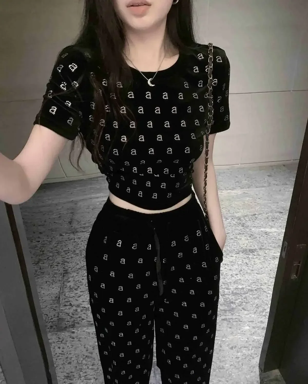 

Velvet Two-piece Set with Foreign Style Heavy Industry Hot Diamond Short Sleeved Top and Casual Pants Set Design Sense for Women