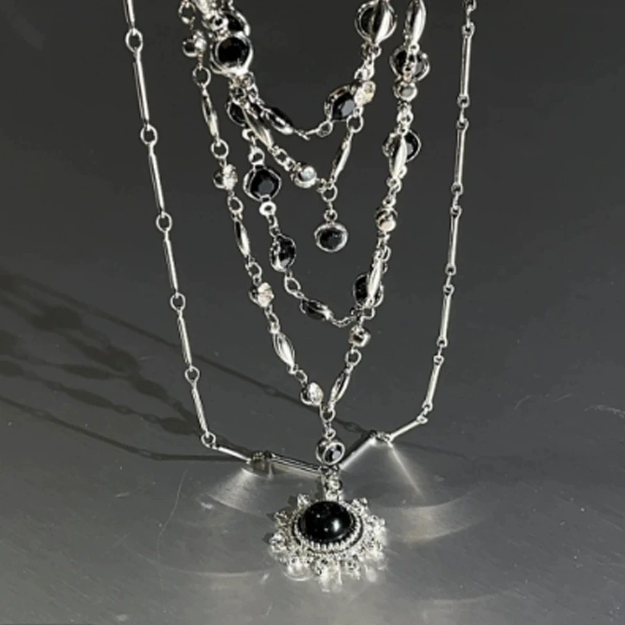 Gotische personalisierte Y2K schwarze Sonnenanhänger-Halskette mit mehrschichtigem Kristall-Choker und Schlüsselbeinkette für Damen, Charm-Schmuck-Accessoires