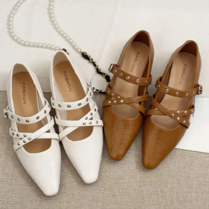 

Модные летние кожаные туфли 2026 с квадратным носком, низким вырезом, заклепками, одним ремешком, мягкой подошвой, нескользящие, на низком каблуке