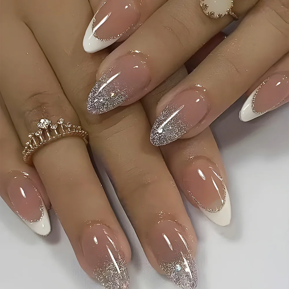 Mittellange künstliche Nägel für Frauen und Mädchen, Nude-Almond-Nagelspitzen mit französischen weißen Streifen, glitzernde Glitzer-Push-on-Kunstnägel-Set.
