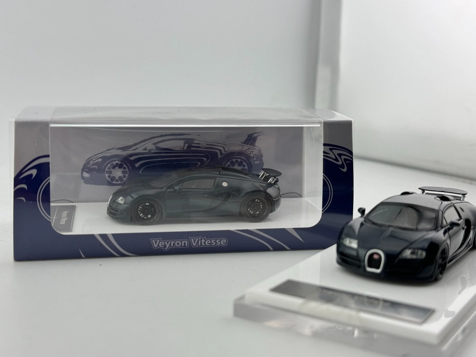 

Модель автомобиля LJM Bugatti Veyron Vitesse Blue Carbon Resin в масштабе 1/64