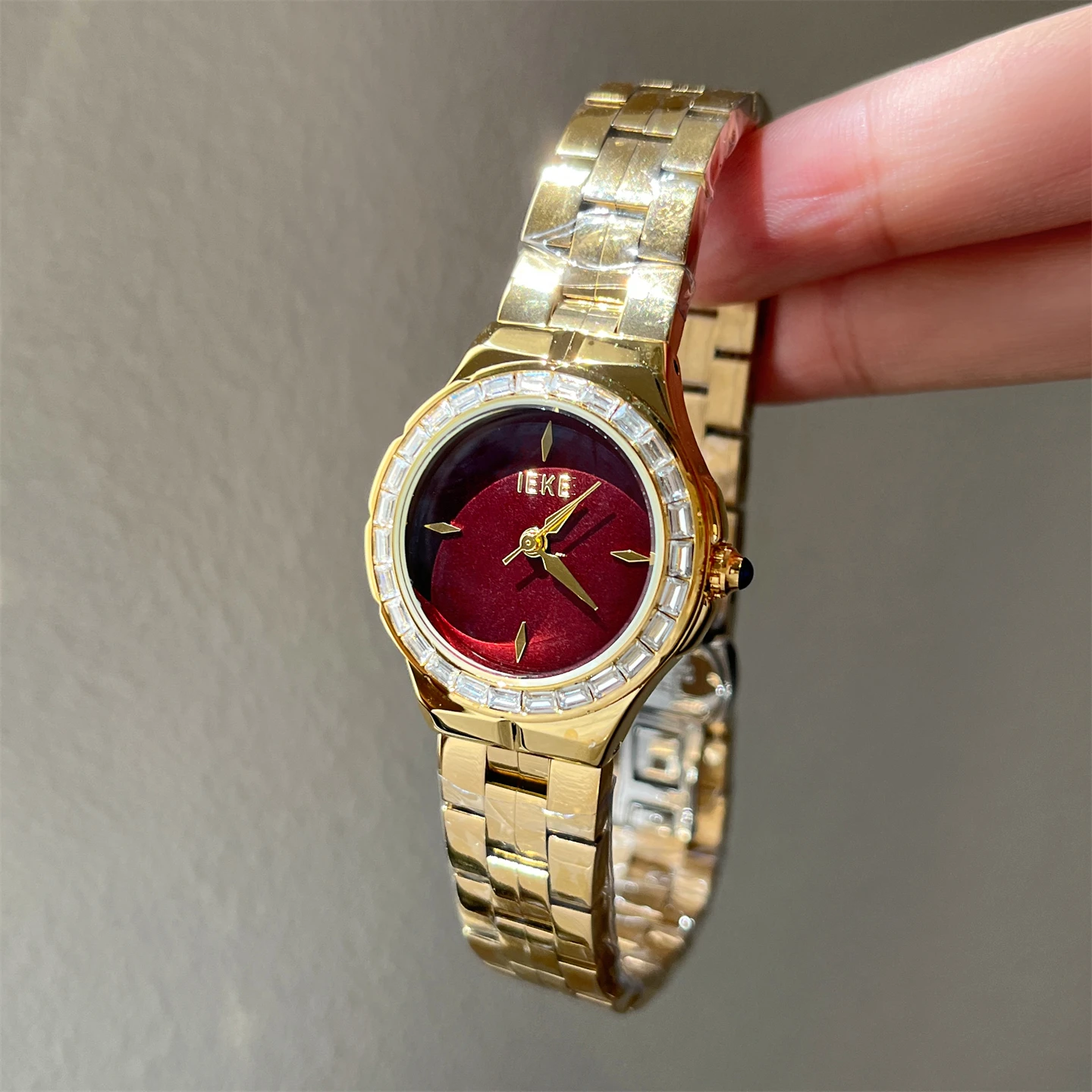 

Elegantwomen's roundwatchsophisticated and stylishdelicate and petite quartz watchwomen'scollectionwristwatch for women to wear.