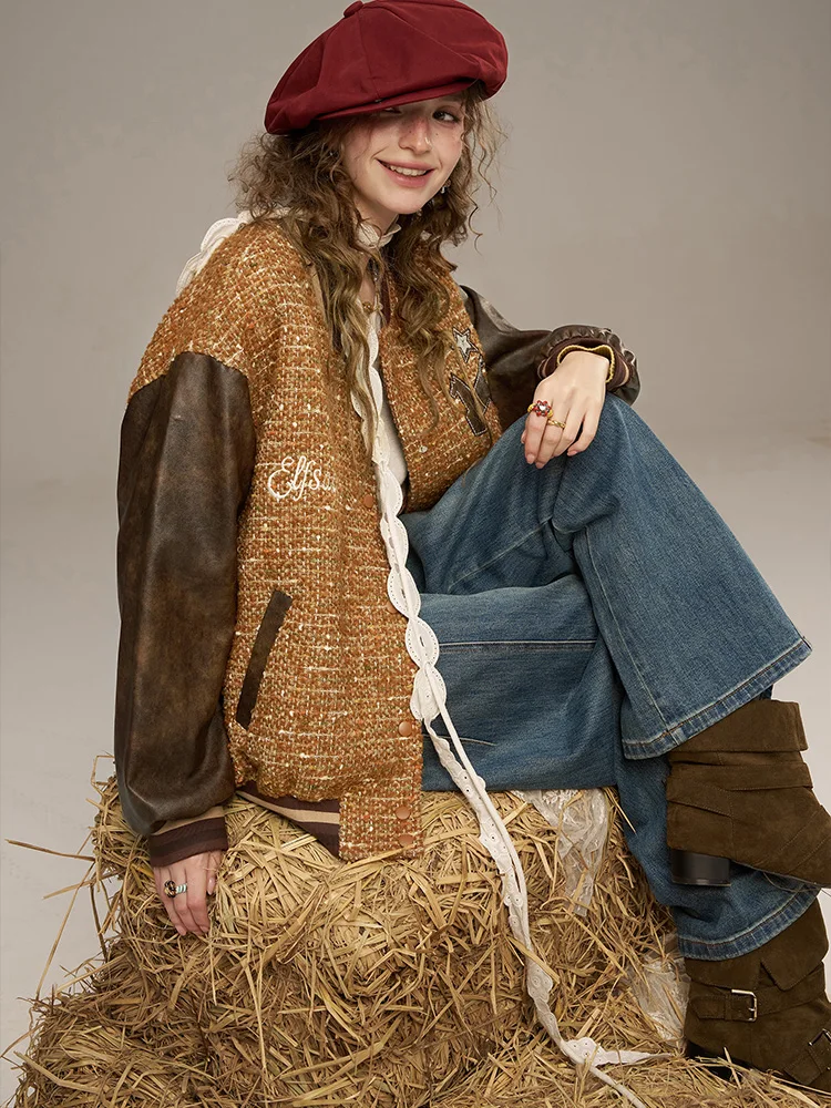 جاكيت بيسبول نسائي فضفاض من جلد البولي يوريثان بتصميم عتيق ومرقع بلون بابونج لاتيه، مريح وعصري بياقة على شكل V وأكمام طويلة.