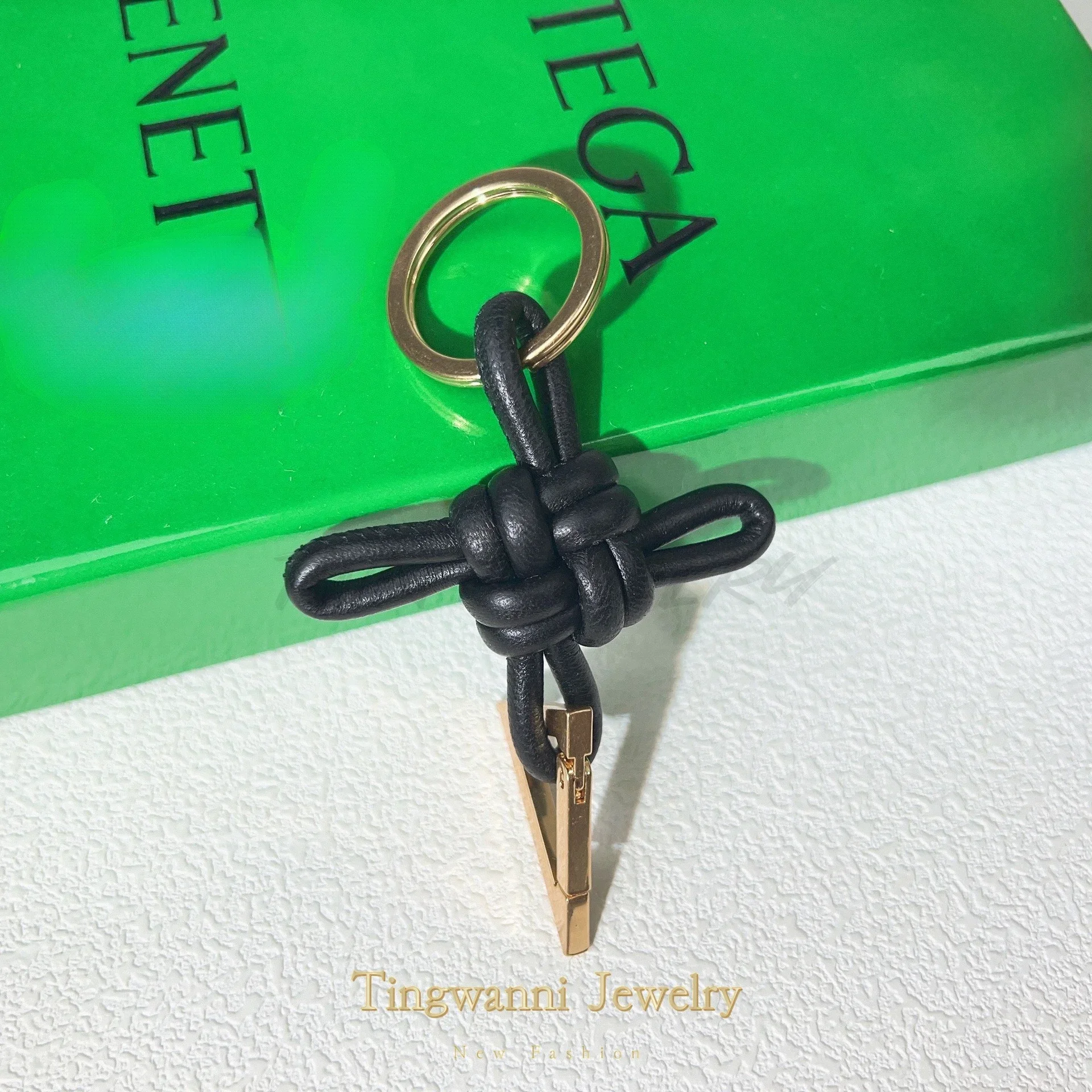 

Новинка 2025 года, тканый автомобильный брелок из овечьей кожи, женский кулон из натуральной кожи для ключей от машины, высококачественный подарочный кулон