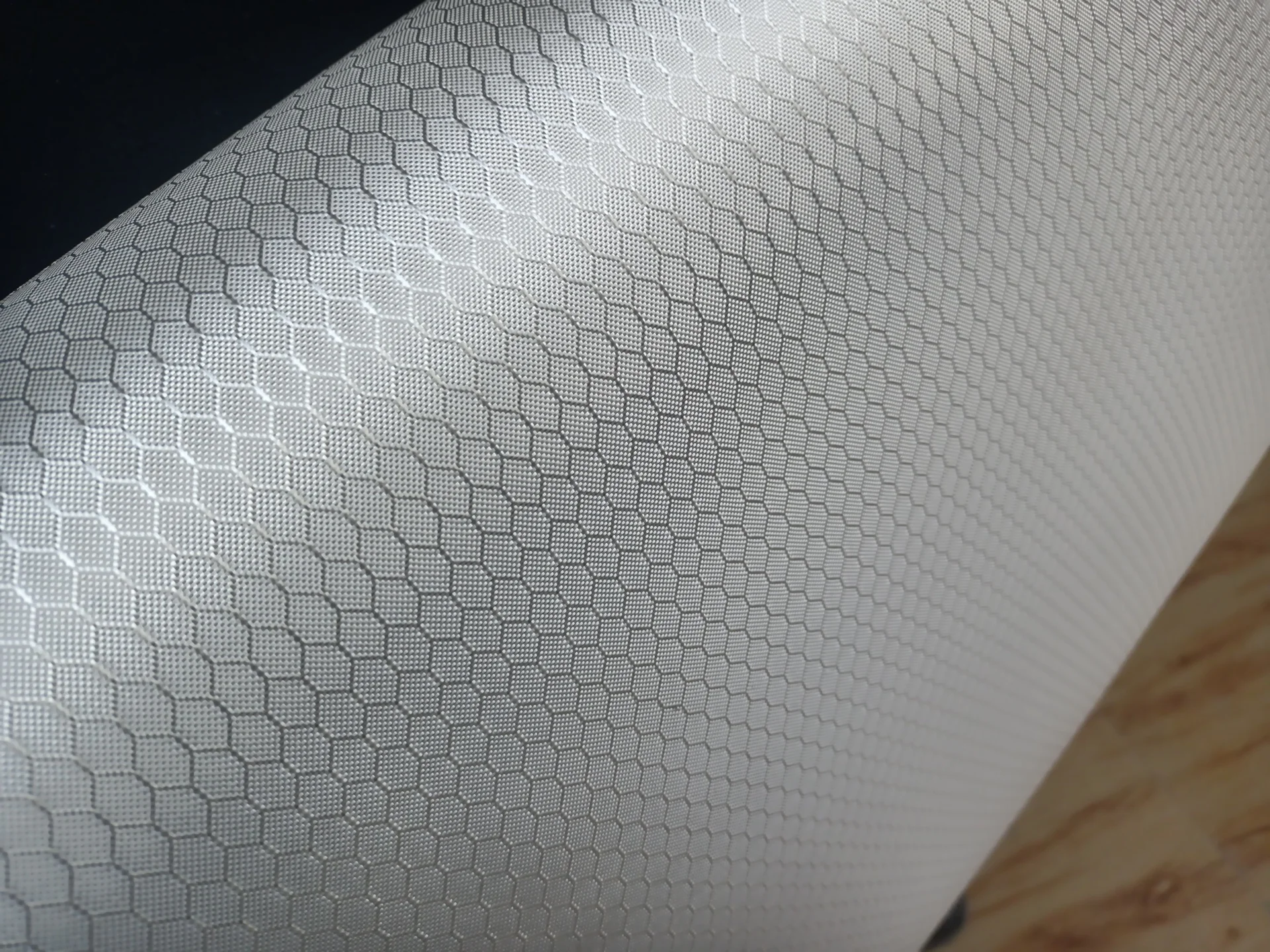 

43 дюйма/100 см, ширина 1 м, длина 240 г/м2, 2x2, футбольная ткань с сотовым узором, стеклянная карбоновая смесь, серебряная ткань