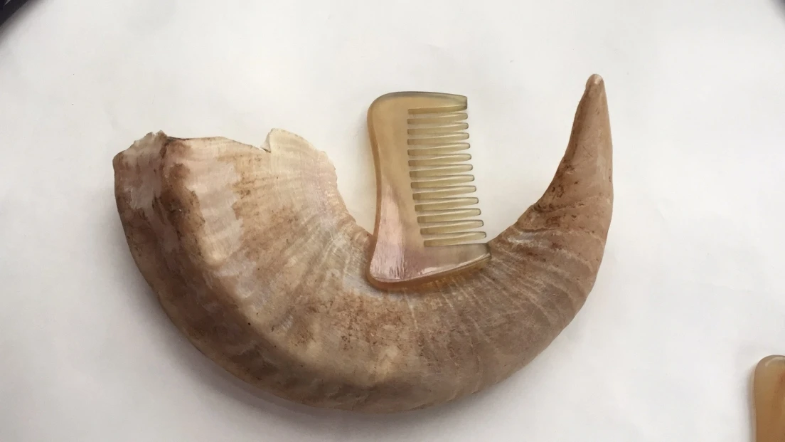 Wide Tooth Handmade Horn Massage Comb, Point Scrapping Plate, Buffalo Horn Raw Materials