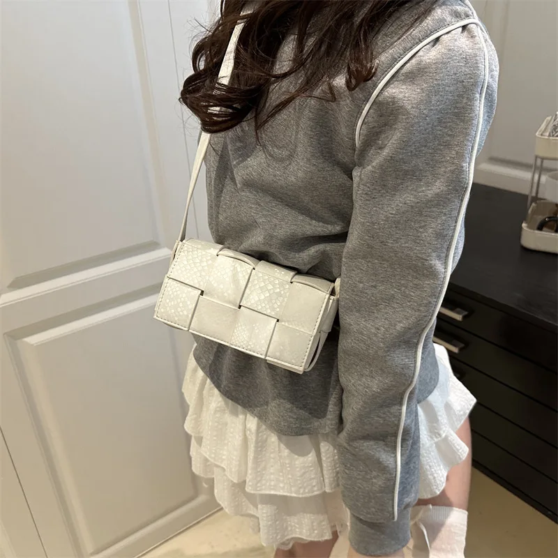 

2025 Handwoven Solid Color Square Bag Womens Fashion Shoulder Crossbody Purse Versatile Minimalist Woven Designer Handbag