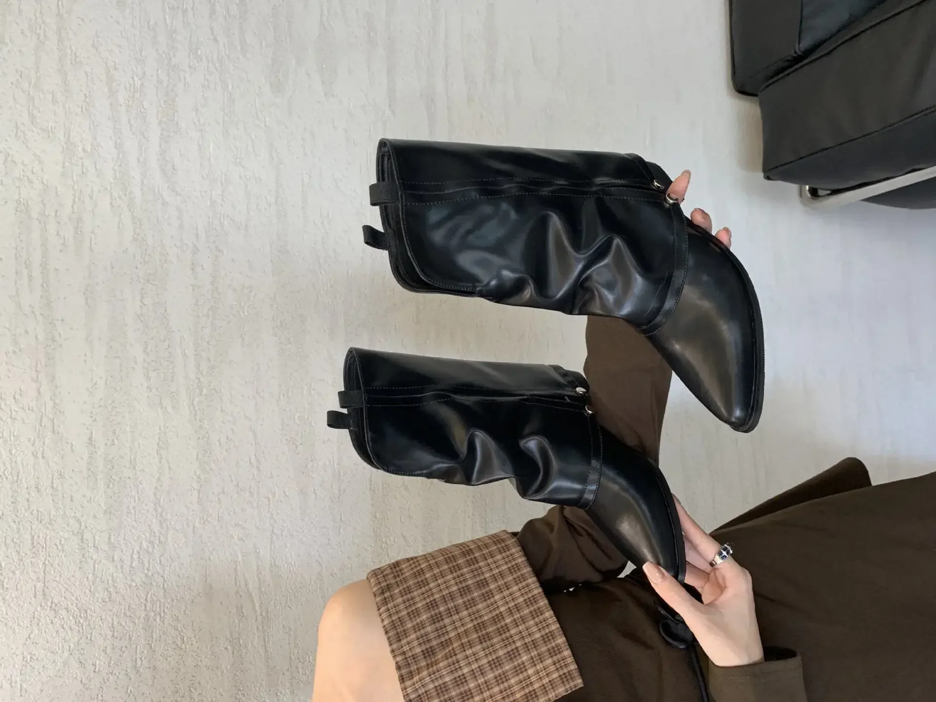Damen Western-Cowboystiefel - Halbhohe Stiefel mit spitzer Zehenpartie und klobigem Absatz aus Vintage-Leder für Damen, Herbst-Winter-Stiefel – Detail 9