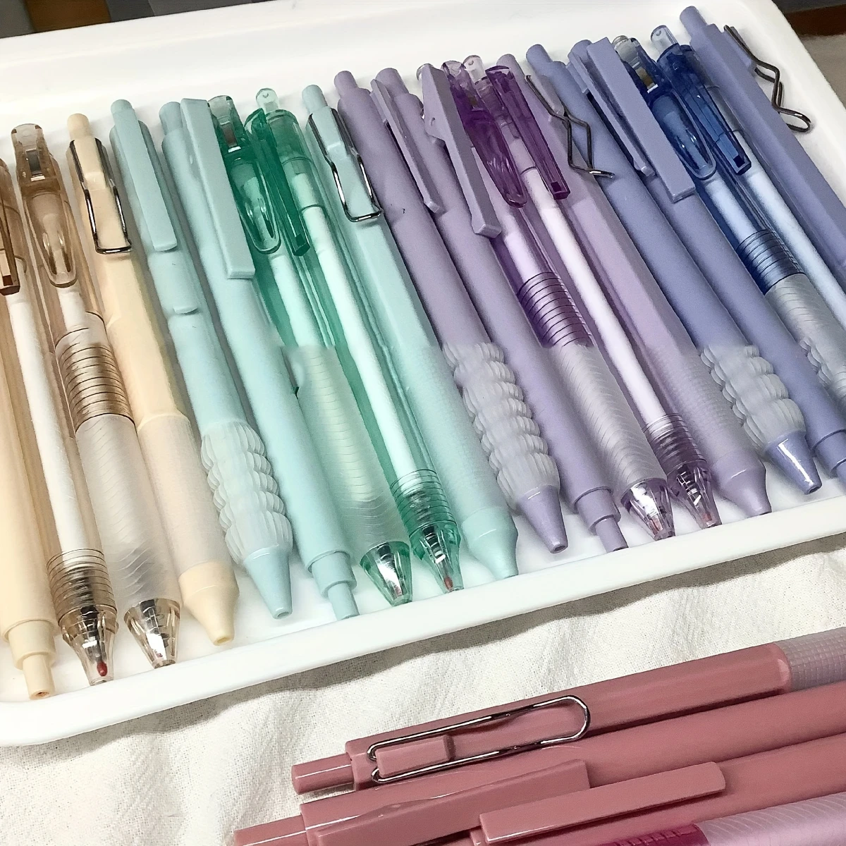 Morandi Neutral Pen Set of 5, Fast-Drying Ink, Medium Nib, Retractable Design, Oval Plastic Body, Ideal for Students and Profess