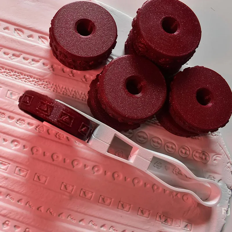 

[YU] Clay Stamp Roller Texture Wheel Heart-shaped Rose Valentine's Day Pattern DIY Handmade Pottery Crafting Painted Stamp