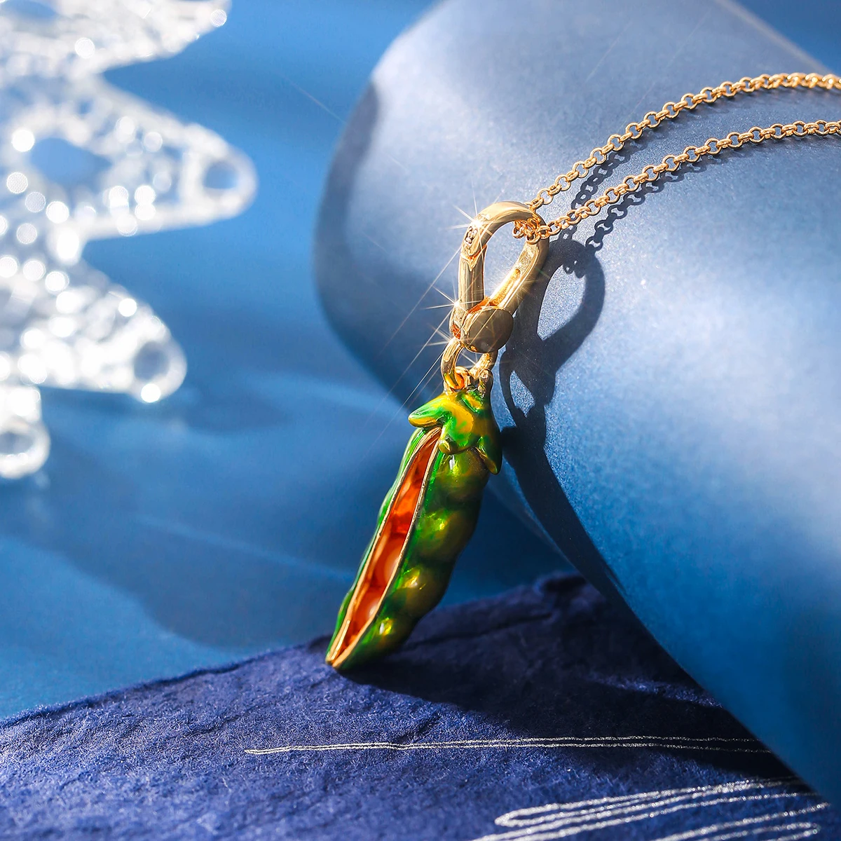 

1Pc Exquisite Enamel Glaze Emerald Green Pea Pod Pendant Design With Pearl And Pea Motif,Versatile Bag Charm Keychain,Necklace