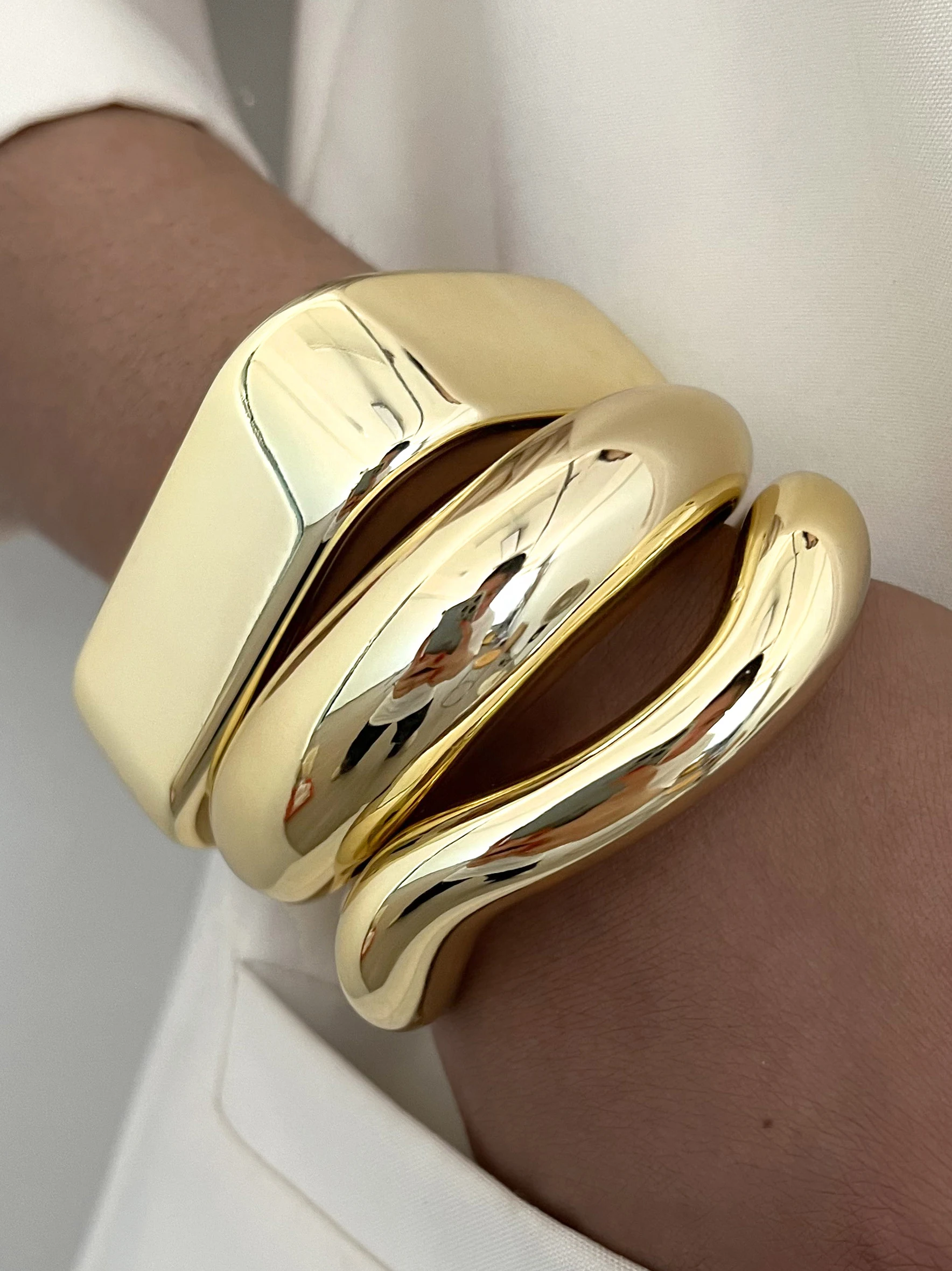 مجموعة أساور مفتوحة من الراتنج باللون الذهبي مبالغ فيها ومزخرفة مكونة من 3 قطع للنساء، مناسبة للارتداء اليومي والحفلات والمواعيد وحفلات الزفاف والمهرجانات وكهدية #1