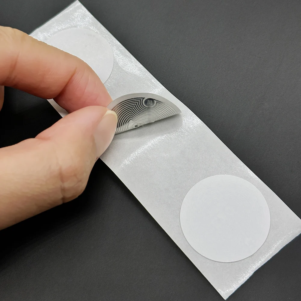 ホワイト Ntag 215 NFC 電話利用可能 RFID タグステッカー粘着ラベル NFC Ntag215 自己粘着タグ 13.56MHz ISO14443A ステッカー
