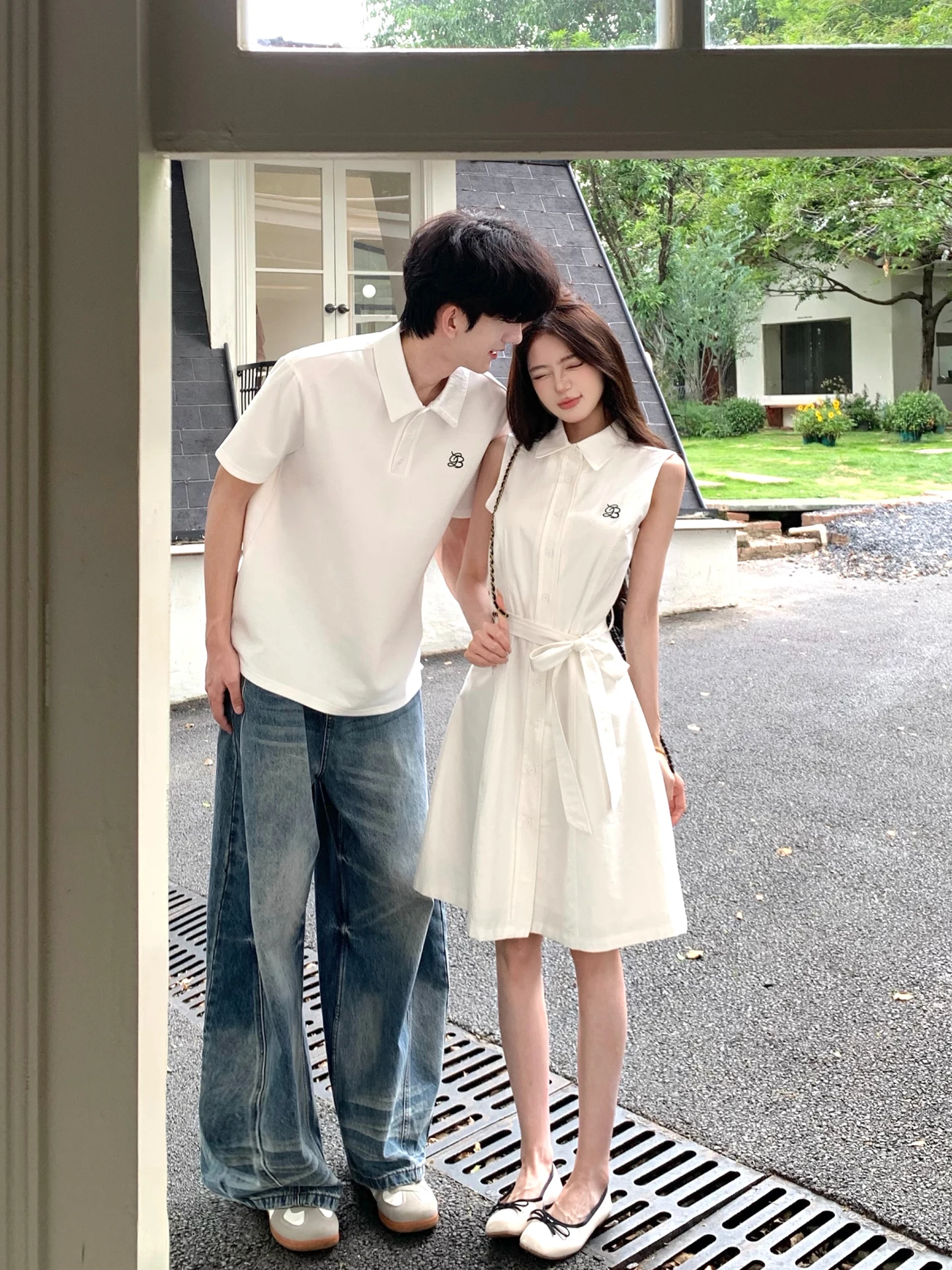 Camiseta  Elegante de Verão com Manga Curta para Casal, Vestido com Cintura Ajustada para Homens e Mulheres, Design Simples