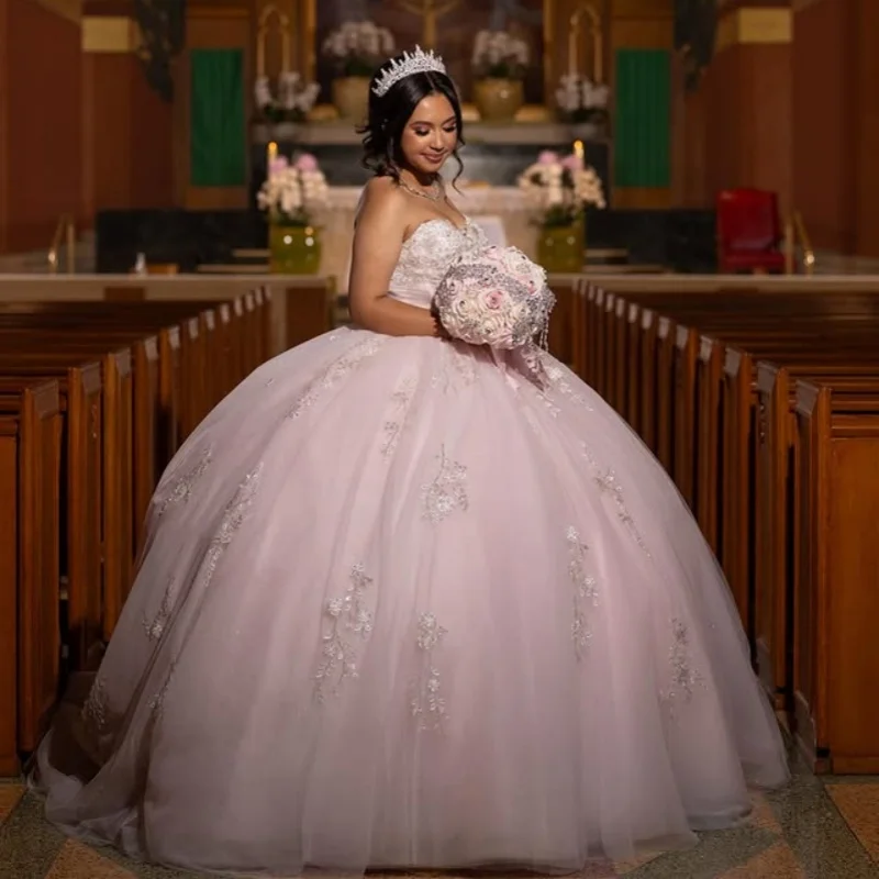 Sukienki Quinceanera w kolorze jasnoróżowym na zamówienie, z odkrytymi ramionami, cekinową aplikacją, koronkowymi kwiatami, długim trenem, Vestido 15 Quinceanera