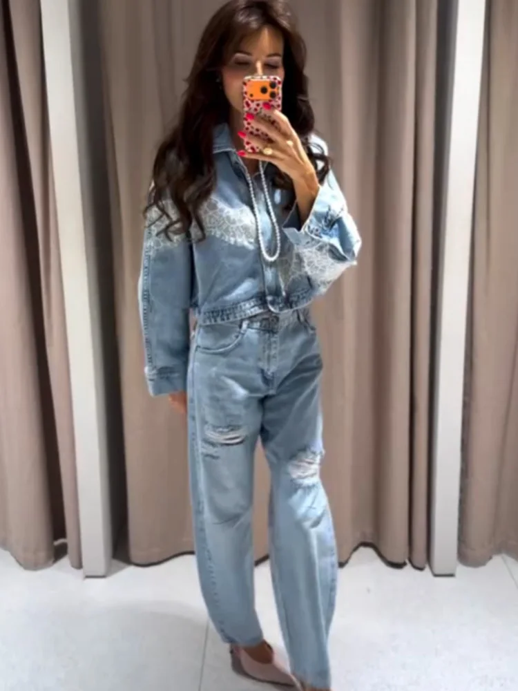 

Женский комплект из 2 предметов: стильная джинсовая куртка с кружевным воротником и длинными рукавами на одной пуговице + свободные джинсы со средней посадкой и декоративными прорезями. Весенний комплект.