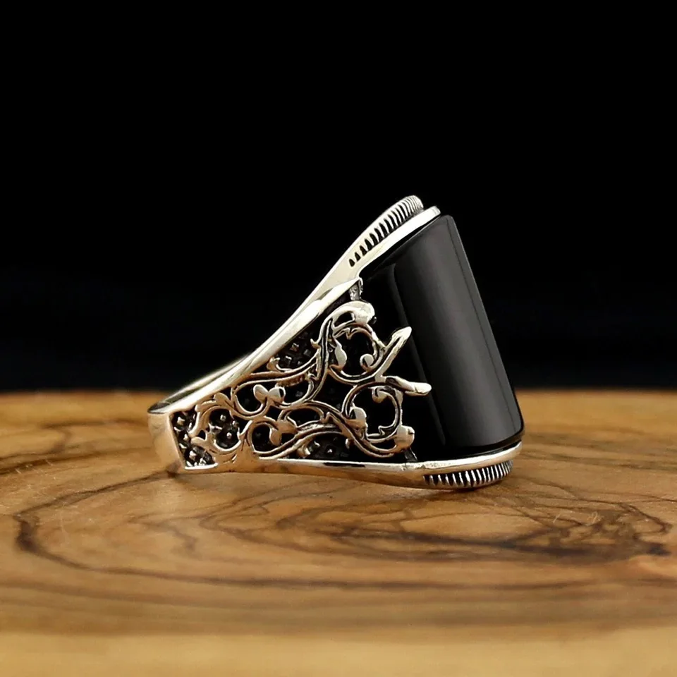Retro Curved Black Resin Onyx Ring For Men Classic Metal Designer Ring Handmade Jewelry Gothic Rock Hiphop Unisex Accessories